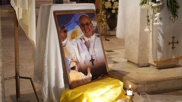 Esta mañana, gran cantidad de sanjuaninos se reunieron en la Iglesia Catedral. Allí se vio el cuadro con la imagen de Francisco, mientras monseñor Lozano ofició una misa por su eterno descanso.