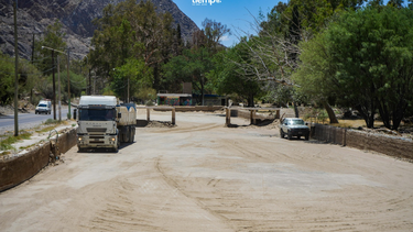 Sacan 500 camioneadas de tierra, basura y lodo para dejar limpios los Piletones de Zonda, por primera vez en años. Sacan 500 camioneadas de tierra, basura y lodo para dejar limpios los Piletones de Zonda, por primera vez en años.