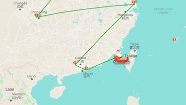 Papá Noel ya empezó a repartir regalos, ¡mirá por dónde va!