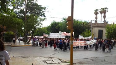 Agrupaciones marcharon y cortaron Libertador en reclamo por viviendas