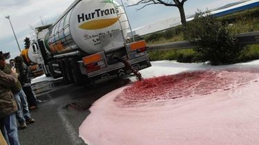 Productores, enojados, amenazan con volcar el vino chileno en las rutas