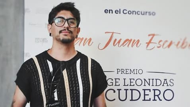 Es peluquero, se enamoró de la literatura de pequeño y escribió un libro ganador en mes y medio, la historia de Sebastián Paz