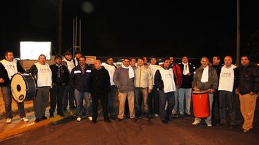 Terminal de Ómnibus: trabajadores bloquean la salida de colectivos