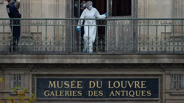 Las autoridades francés siguen buscando a los ladrones del Museo del Louvre.