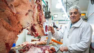La historia de Saúl, el sanjuanino carnicero más antiguo de la Feria de Capital.