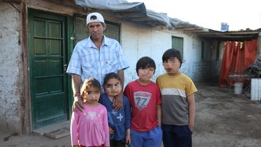 Dice que su mujer los abandonó y ahora vive en la extrema pobreza con sus 4 hijos
