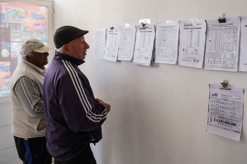 Esta mañana, gran cantidad de clientes se acercaban a la agencia Lorenzo, de Angaco, a controlar sus boletas.