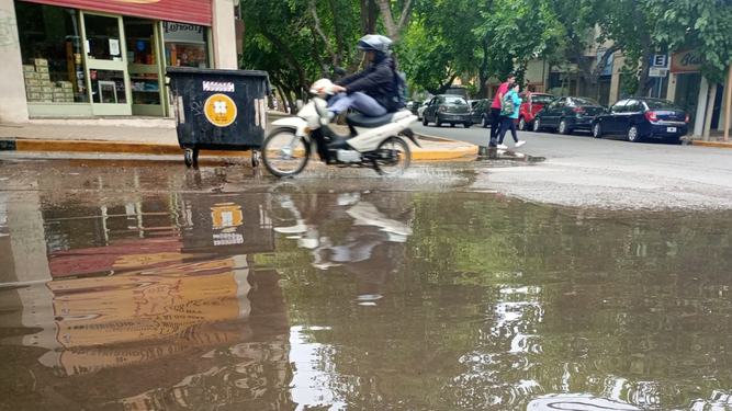 La basura acumulada en acequias de Capital generó un derrame de agua y dos esquinas quedaron anegadas.