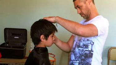 Estilista solidario va a zonas alejadas, corta el pelo y ayuda a niños carenciados