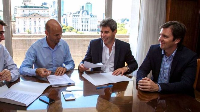 Uñac firmó convenio con Nación para construir 800km de pavimento Uñac firmó convenio con Nación para construir 800km de pavimento