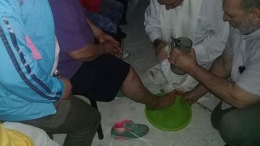 Histórico: el Obispo lavó pies de peregrinos y dio misa en la Difunta Correa