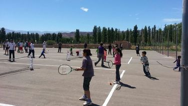 Ochenta chicos ahora practican tenis en Barreal