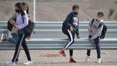 Peligro total: niños cruzan la Ruta 40 para tomar el colectivo