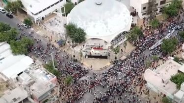 Video: desde arriba, una multitud en la procesión de la Inmaculada Concepción