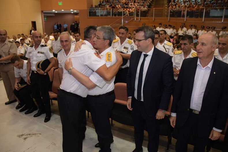 El emotivo abrazo de Heredia con el jefe de la Policía, Luis Martínez. Acompañan Carlos Munisaga y Abel Hernández. Gentileza Carlos Heredia