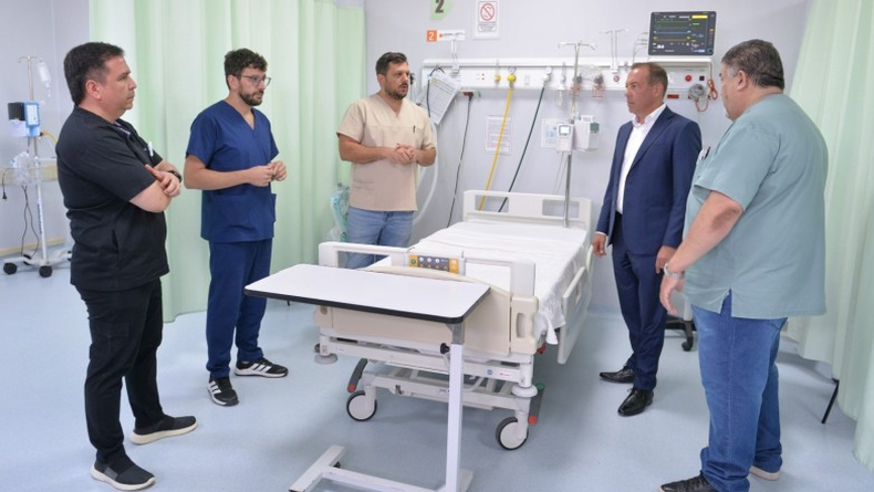Amilcar Dobladez visitando la terapia Intensiva del hospital de Jáchal, que fue habilitada en diciembre.