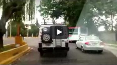 Una nueva infracción de un colectivero: mirá cómo gira en U