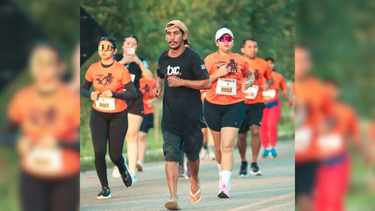 De ojotas, se coló en una maratón, llegó a la meta, ganó una medalla y cuando explicó el motivo se volvió viral