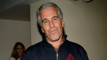 Revenal una nota que escribió Jeffrey Epstein antes de morir.
