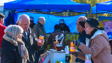 Vuelve la Feria Rinde Más a Rawson, con frutas, verduras, artesanías y actividades recreativas.