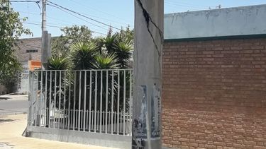 Un camión repartidor impactó con un transformador de energía, generó caos y se fugó