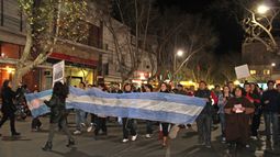 8A: Pese al duelo por la tragedia de Rosario, los caceroleros marcharon igual