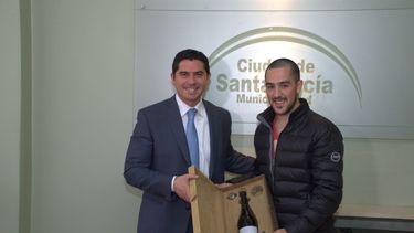 Charla y obsequio entre Orrego y Gonzalo Romero, hockista campeón