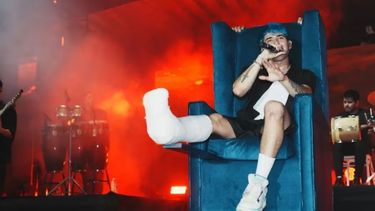 Enyesado y en un sillón con ruedas: así sería el show de Luck Ra en San Juan