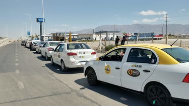 Una estación de servicio cargó GNC gratis y los taxistas y remiseros coparon la parada