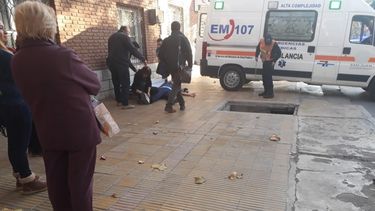 Momentos desesperantes: un pibe convulsionó y se desmayó en el centro