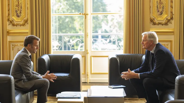 Emmanuel Macron junto a su ahora exministro Michel Barnier.