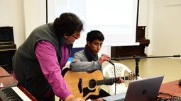 Juan Carlos Rubio, director del programa Tu música el mundo, explica durante uno de los talleres