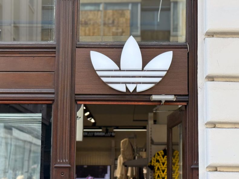 102552680_belgrade-serbia-march-12-2026-adidas-originals-store-entrance-with-trefoil-logo-and-retail-interior-in-belgrade-serbia-sportswear-branding-urban-shopping-sneaker-culture-and-editorial-street-commerce