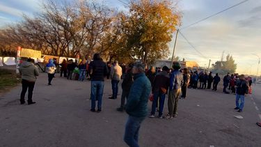 Para la escuela tomada en Media Agua, Educación envía módulos y caloventores