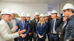 Durante la visita oficial a una planta calera de Los Berros, en Sarmiento, Santilli anunció la obra de la Ruta 153. Durante la visita oficial a una planta calera de Los Berros, en Sarmiento, Santilli anunció la obra de la Ruta 153.
