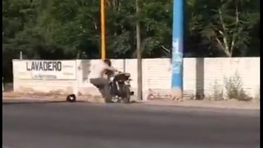 Fin de año nos tiene mal: el ataque de furia de un sanjuanino contra su moto
