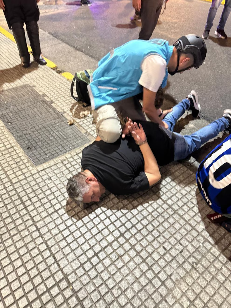 C&aacute;maras de seguridad identificaron al sospechoso como David Gabriel Olivera, quien habr&iacute;a atacado al periodista por la espalda