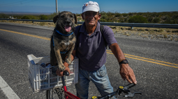 Carlos y su perro Pucho, compañeros de vida y ruta. Carlos y su perro Pucho, compañeros de vida y ruta.