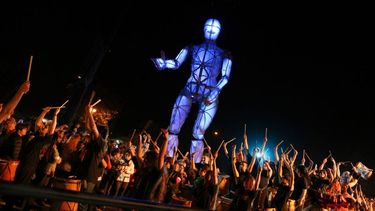 La muñeca psicodélica y el arte aéreo, impactantesEl mapping, la estrella de la noche