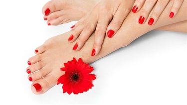 Cómo combinar el color de las uñas en manos y pies para este verano