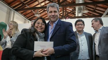 Uñac entregó 100 nuevas jubilaciones a beneficiarios sanjuaninos
