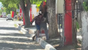 Le dio una paliza a su hijo en Chimbas y quedó registrada en cámara