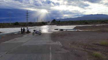 La creciente cortó el ingreso a Ullum por ruta 60 y una camioneta fue arrastrada por el agua