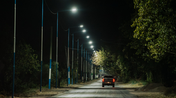 Una nueva calle de Pocito cuenta con luminarias LED.