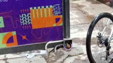 Los cables al descubiertos en la parada de colectivos aledaña a la plaza, que provocaron la descarga eléctrica en un perro este domingo.