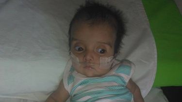 Tiene que operar del corazón a su bebé, pero por la burocracia no puede