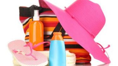 Cinco cosméticos imprescindibles en tu bolso de playa