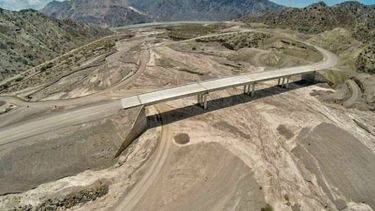 Negocian con Eximbank China un camino de servicio para el dique El Tambolar