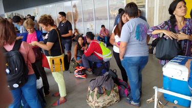 Furia en la terminal sanjuanina por un colectivo demorado