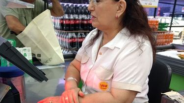 La cajera sanjuanina que fue distinguida por su buen trato y se hizo viral